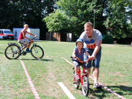 Kinder mit Papa am Fahrradparcours | Bild: SPD Teublitz