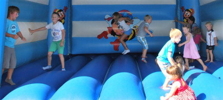 Kinder in der Hupfburg | Bild: SPD Teublitz