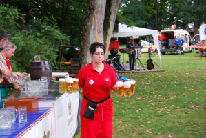 Bedienung mit 6 Halben | Bild: SPD Teublitz