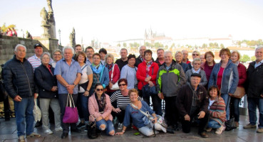 ie Reisegruppe an der Karlsbrücke mit dem Hradschin im Hintergrund | Bild: SPD Teublitz