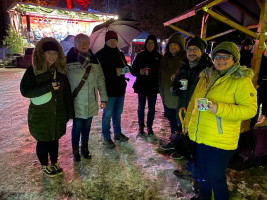 Teile der SPD-Fraktion auf dem Teublitzer Weihnachtsmarkt mit Bürgermeister Thomas Beer und Hannah Quaas | Bild: SPD Teublitz