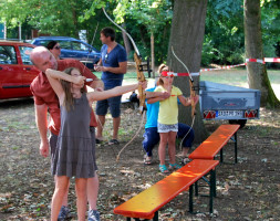 Zwei Kinder beim Bogenschießen | Bild: SPD Teublitz
