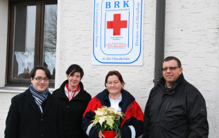 Matthias Haberl, Marlene Unger und Alfred Gawinowski besuchen die BRK Station | Bild: Andreas Michalski
