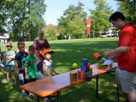 Kinder beim Dosenwerfen | Bild: SPD Teublitz