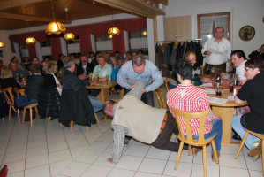 Szenenbild im Sketch, Schreiner Heiner (gespielt von Gerdard Preller) fällt vom Stuhl | Bild: SPD Teublitz