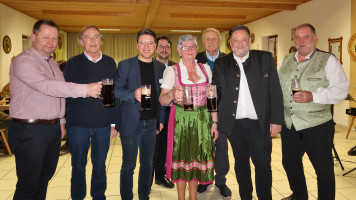 v.l. Andreas Bitterbier, ehem. MdL Franz Schindler, Kreisvorsitzender Peter Wein, Matthias Haberl, scheidende Stadträtin und Ortsvorsitzende Romy H-Reisinger, Altlandrat Hans Schuierer, Bürgermeister Thomas Beer, Andreas Ferstl | Bild: A. Michalski