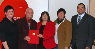 Ehrung für 60 Jahre SPD-Mitgliedschaft | Bild SPD Teublitz