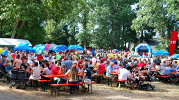 Alle Bierbänke im Stadtpark sind voll besetzt | Bild: SPD Teublitz