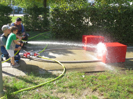 Zielen mit dem Feuerwehrschlauch bei der Station der Feuerwehr Münchshofen | Bild: SPD Teublitz