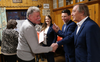 Franz Schindler gratuliert unserem Frank zur 40-jährigen Mitgliedschaft | Bild: SPD Teublitz