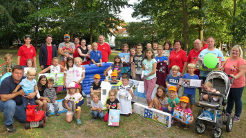 Gruppenbild aller Gewinnerinnen und Gewinner der großen Verlosung | Bild: SPD Teublitz