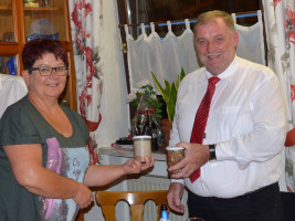 Ortsvorsitzende Renate Frey-Forster gratuliert Andreas Ferstl zur einstimmigen Wahl zum Bürgermeisterkandidaten | Bild: Andreas Michalski