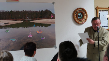 Hans Nepomuk Brunzdobler von der EU-Kommission, alias Helmut Haider, erläuterte dem Publikum die Pläne für ein Verkehrsprojekt am Teublitzer Badeweiher | Bild: SPD Teublitz