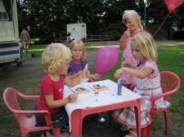 Die Jugendblaskapelle buk leckere Crepes, die sich die Kinder schmecken ließen.
