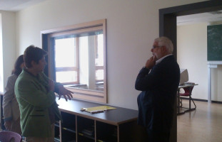 MdL Martin Güll im Gespräch mit der Direktorin und Bürgermeisterin in einem Klassenzimmer| Bild: SPD Teublitz