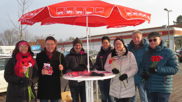 Karin Frankerl und Peter Wein (v.l.) zusammen mit Mitgliedern des SPD Ortsvereins Teublitz | Bild: Andreas Michalkski