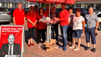 Infostand mit M. Schieder und vielen Genossinnen und Genossen aus dem Stadtgebiet Teublitz | Bild: Andreas Michalski