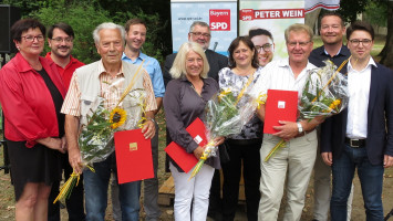 Die geehrten Mitglieder Ludwig Schindler, Maria Beer und Manfred Nißl mit den Ehrengästen | Bild: SPD Teublitz