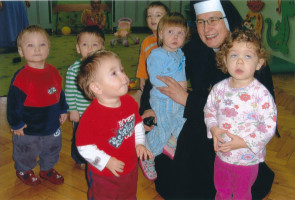 Kinder in Klotzko mit Klosterschwester | Bild: Polen