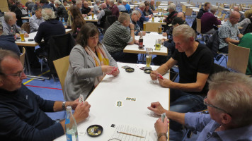 Marianne Schieder beim Schafkopfen. Einfach nahe an den Menschen |Bild: Andreas Michalski