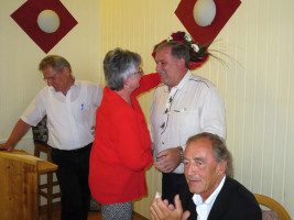 Die Ortsvorsitzende Romy Hermann-Reisinger gratuliert Andreas Ferstl zu seiner Wahl zum Bürgermeisterkandidaten | Bild: SPD Teublitz