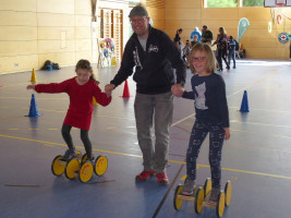 2 Kinder mit Pedalos an der Hand ihres Vaters | Bild: SPD Teublitz