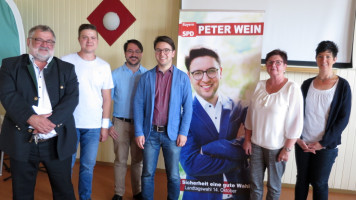 Die beiden Kandidaten Peter Wein und Armin Schärtl mit den neu gewählten Delegierten | Bild: Andreas Michalski