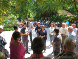 Begrüßung durch Vorsitzende Romy Hermann Reisinger, daneben Höllohe-Geschäftsführer Stefan Jahreis | Bild: Andreas Michalski