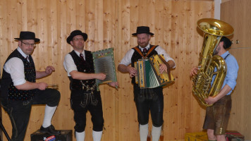 Die Pirkenseer Dorfheiligen spielen auf | Bild: SPD Teublitz