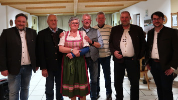 v.l. Erster Bürgermeister Thomas Beer, Altlandrat Hans Schuierer, Ortsvorsitzende Romy H.-Reisinger, CSU-Fraktionssprecher Georg Fleischmann, Frank Pabst, Andreas Ferstl, Matthias Haberl | Bild: SPD Teublitz