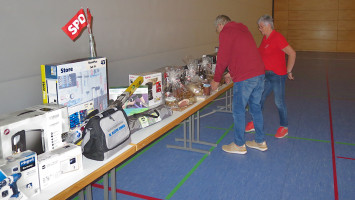 Neben den Geldpreisen gab es auch noch ca. 40 Sachpreise | Bild: A. Michalski