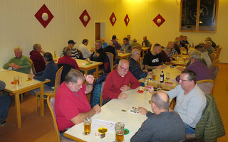 Auch der Bürgermeisterkandidat nahm aktiv am Schafkopftournier teil | Bild: Andreas Michalski