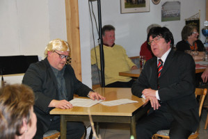 Schmarnkerl und Funkerl als Reporter und Gerhard Schöder | Bild: SPD Teublitz