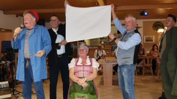 Maler Jean-Luc (Frank Pabst, li.) und sein Assistent Martin (Roidl, re.) „malten“ mit den Gästen (Mitte v.l.n.r.: Rolf Peppe, Romy Hermann-Reisinger und Georg Fleischmann) sprechende Bilder. | Bild: SPD Teublitz