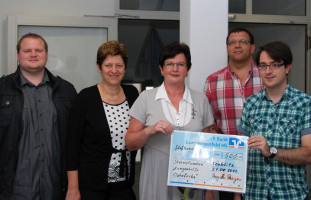 Spendenuebergabe im Rathaus. v.l: St. Leistikow , Bgmrin M. Steger, R. Hermann-Reisinger, A. Gawinowski, M. Haberl | Bild: SPD Teublitz