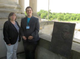 Jungparlamentarier Stefan Islinger zusammen mit MdB Marianne Schieder auf dem Balkon des Reichstages, von dem aus Philipp Scheidemann 1918 die Republik ausgerufen hat | Bild: privat