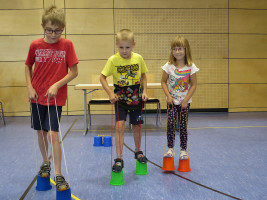 Auch das beliebte Stelzengehen stand wieder auf dem Programm |Bild: SPD Teublitz