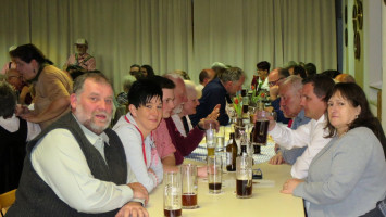 Blick auf den Ehrentisch mit Marianne Schieder und den Gästen aus Maxhütte-Haidhof | Bild: SPD Teublitz