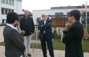 MdL Martin Güll im Gespräch mit der Direktorin und Bürgermeisterin | Bild: SPD Teublitz