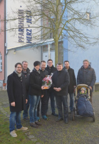 Mit Pfarrer Hirmer vor dem Pfarrheim | Bild: Andreas Michalski