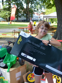 Glueckliche Gewinnerinn mit ihrem neuen City-Scooter | Bild: SPD Teublitz