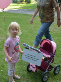 Glueckliche erste Gewinnerinn mit ihrem neuen Puppenwagen | Bild: SPD Teublitz