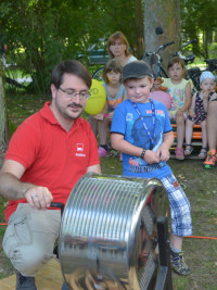 Matthias Haberl und Moritz an der Lostrommel | Bild: SPD Teublitz