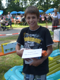 Gluecklicher Gewinner mit seinem neuen Handy | Bild: SPD Teublitz