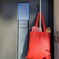 Rote Einkaufstasche hängt an der Haustüre | Bild: SPD Teublitz