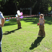 Zwei Kinder beim Sackhüpfen