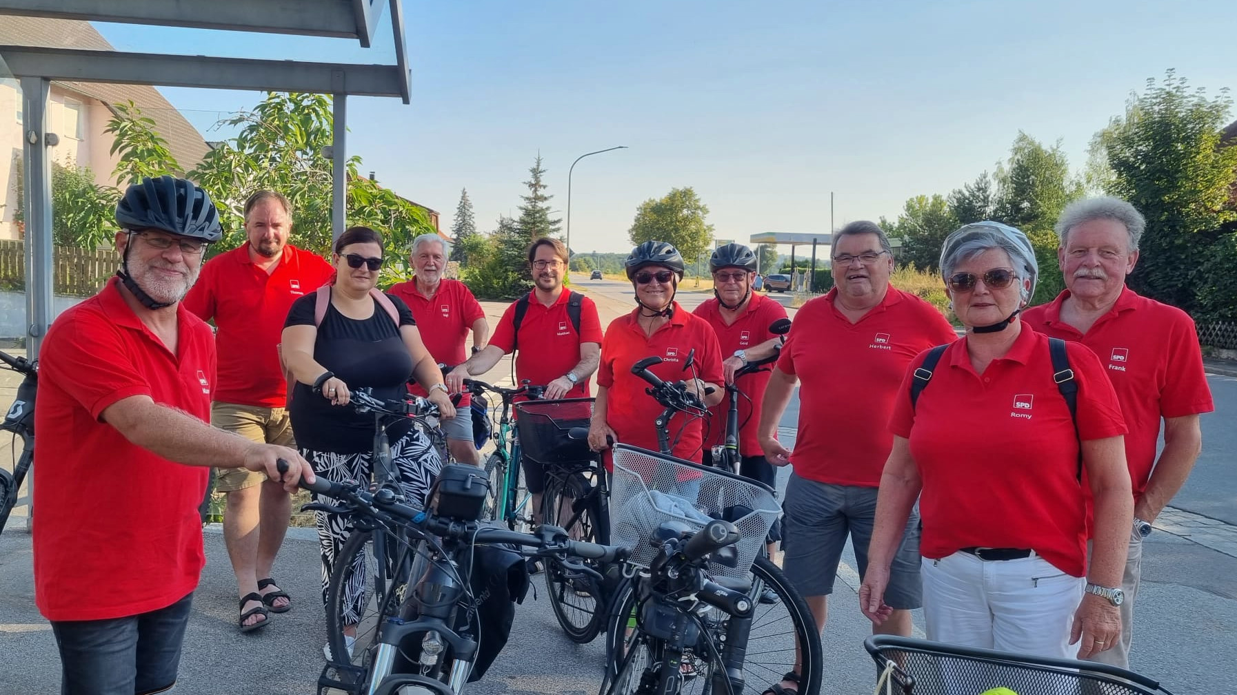 Fahrradgruppe der SPD aus dem Ortsgebiet Teublitz auf der Fahrt nach Klardorf 